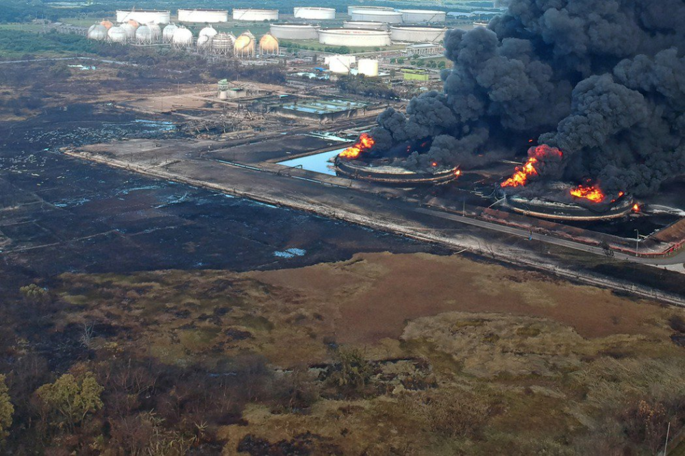 印尼巴隆岸炼油厂大爆炸7石油储量受损当局可能雷击造成