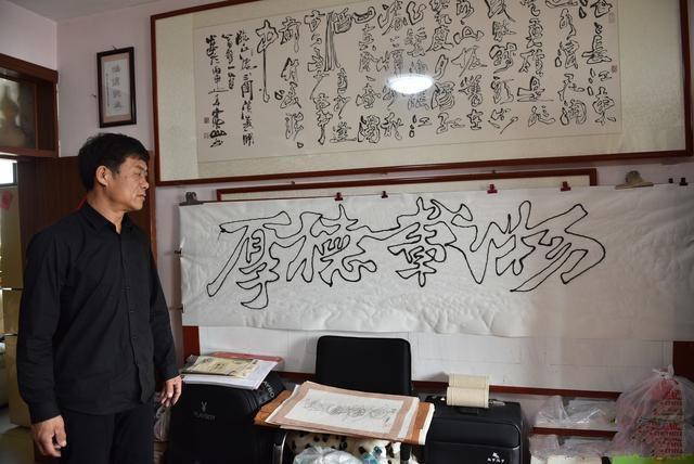 老汉用矿泉水瓶写字创新书法40年如今成名后年收入40万