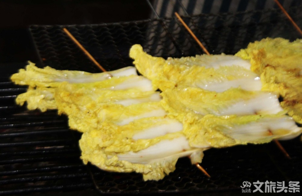 朋友上来就点了几串烤白菜,一开始我是有点纳闷的,白菜作为一种重要