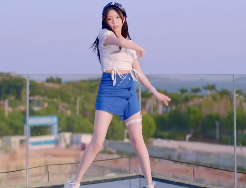 欣小萌化身少女舰长,水手服活力十足,格子裙把腿上的白环挡住了_腾讯