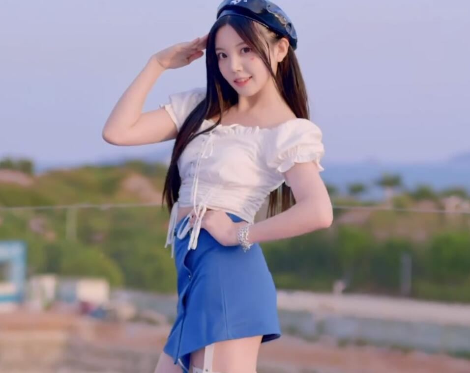 欣小萌化身少女舰长,水手服活力十足,格子裙把腿上的白环挡住了_腾讯