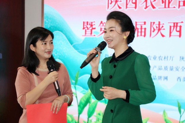 《再唱山歌给党听》中拉开帷幕,农林卫视主持人李莉主持活动