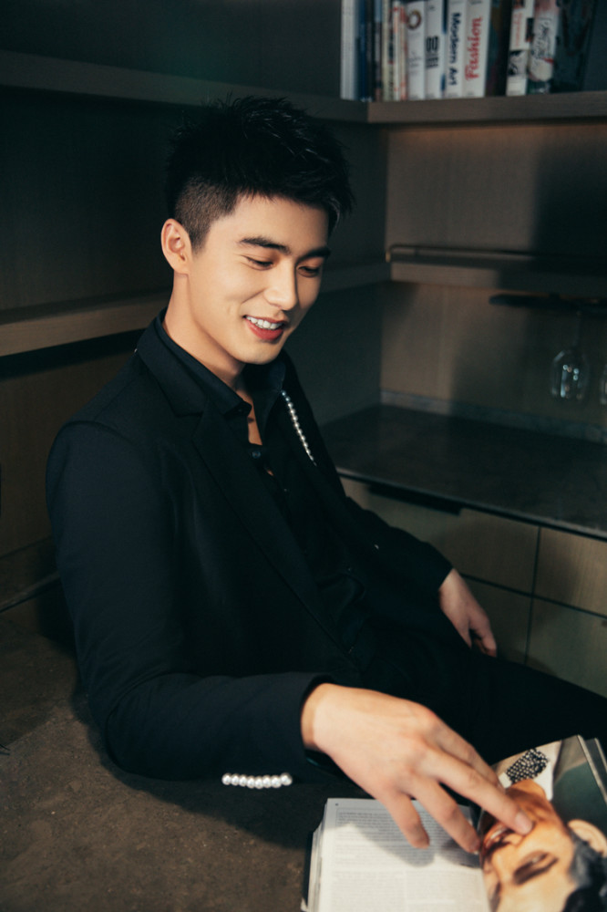 刘奕畅受邀出席ok精彩盛典优雅西装亮相荣膺年度挚爱新人