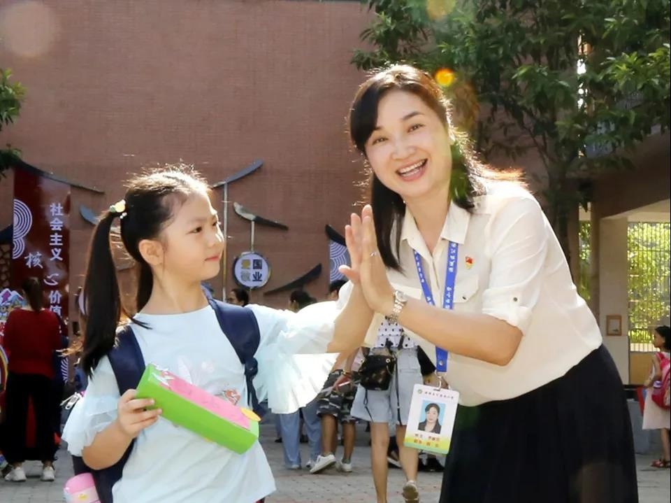 河源市三八红旗手:源城区公园西小学校长李丽红