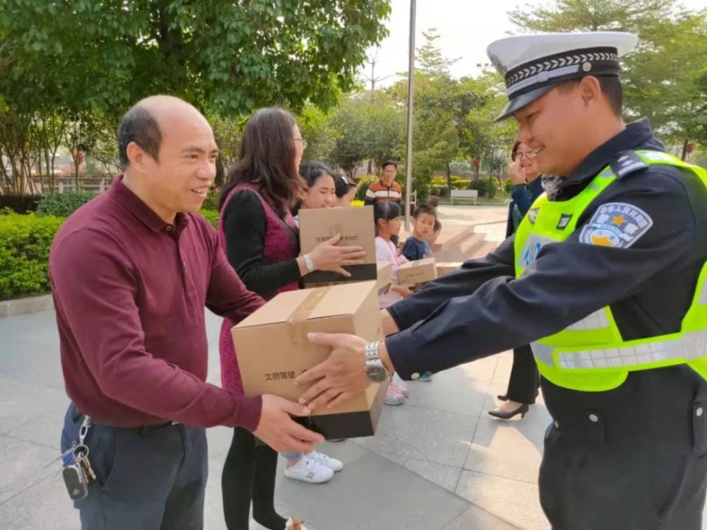 知危险,会避险!里水交警给孩子送上交通安全"大礼包"