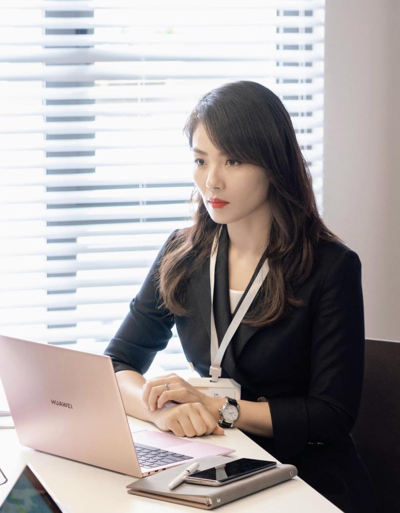 刘涛新剧撞名苏醒歌星苏醒打趣回应多套职业装时尚ol风