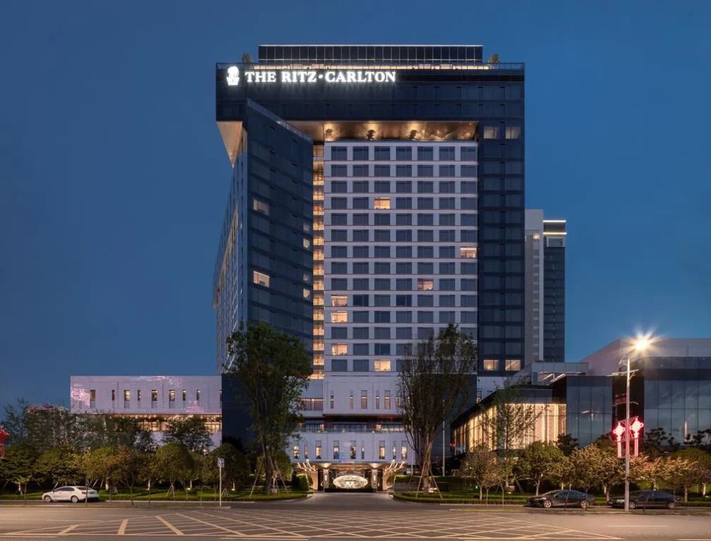 西安丽思卡尔顿酒店位于西安城南繁华的高新商务区,紧邻大型高端购物