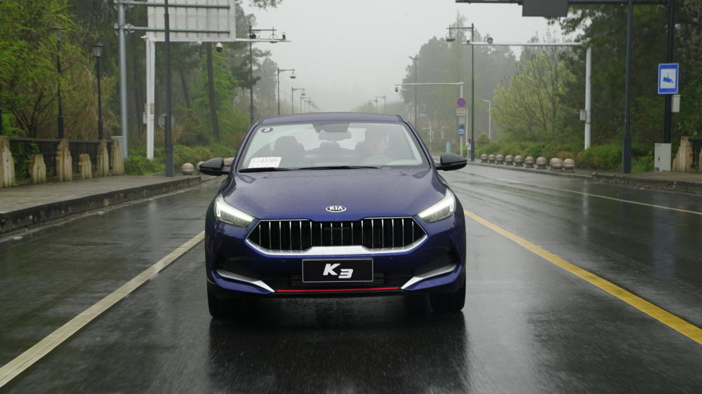 低油耗高颜值试驾体验2021款起亚k3