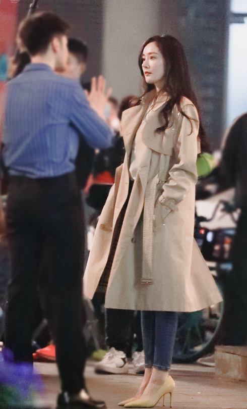 杨幂新剧造型太出圈风衣搭紧身牛仔裤高跟鞋美得很高级