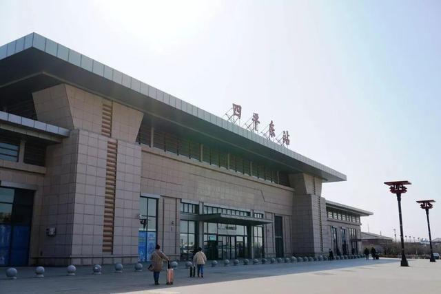 四平东站为2台6线,最高可聚集旅客1000人 ,其站台均为高站台.