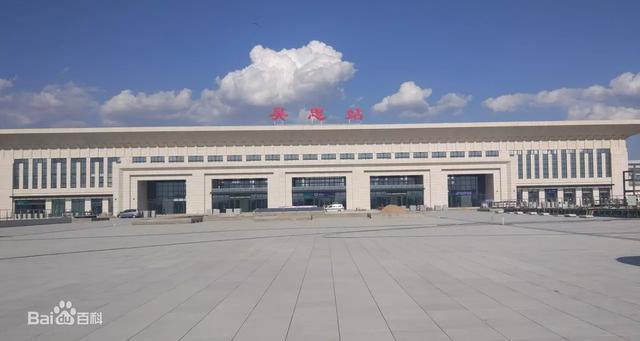 丘陵区至中宁县设中宁东站,向西沿黄河南岸经宣和至中卫市设中卫南站