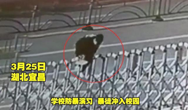 湖北宜昌：学校防暴演习，男子误以为真上前帮忙，保安彻底慌了！(图1)