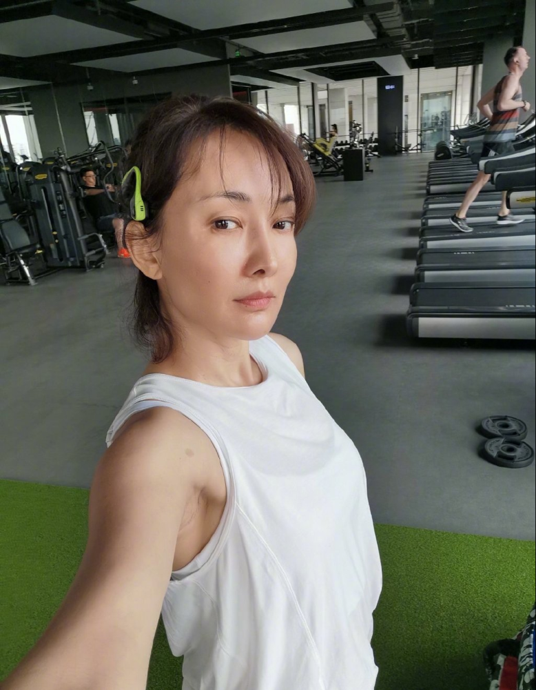 47岁牛莉近照曝光,皮肤白皙状态佳,被圈外富豪老公宠成少女_腾讯新闻