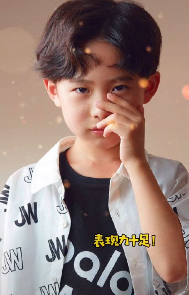 易烊昱华为某儿童杂志拍摄了封面,他穿着黑色短袖,搭配白色印花衬衫