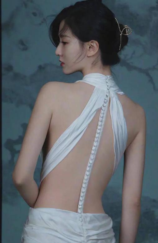 乔欣穿衣一改清纯可爱范儿实力证明性感魅力