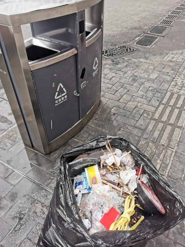 成都实施垃圾分类满月习惯性乱扔垃圾现象仍常见