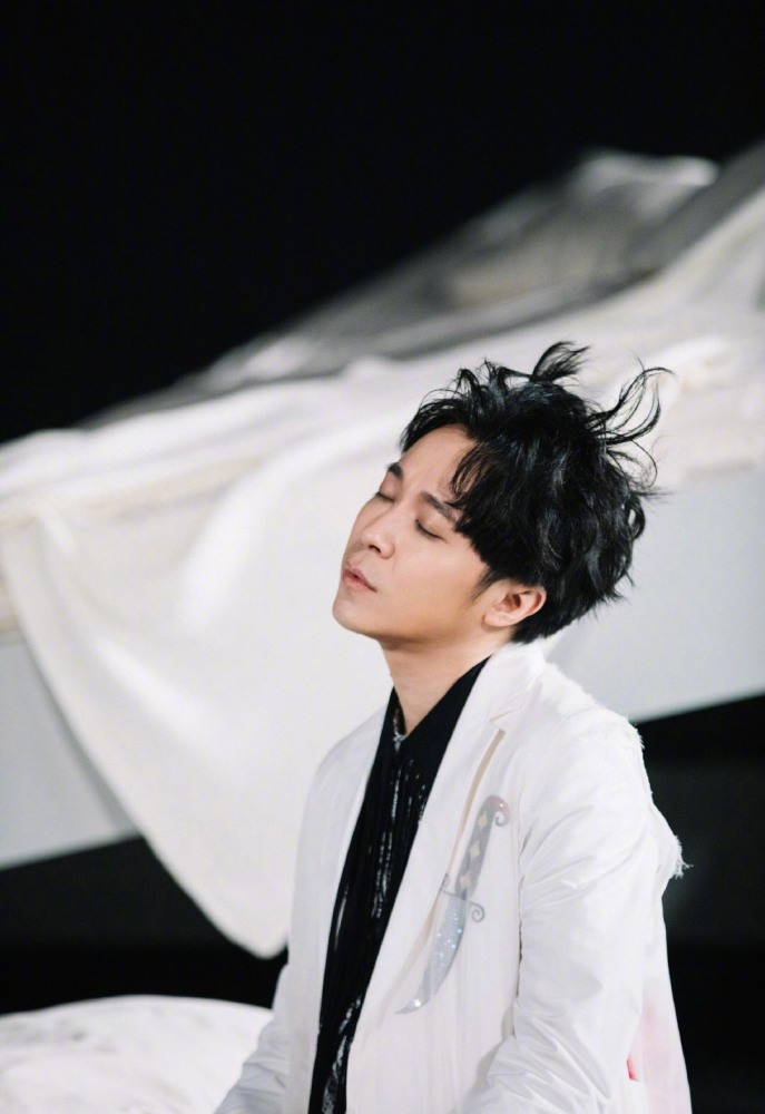 吴青峰哽咽地回应著作权纠纷问题,张韶涵很心疼,让他加油