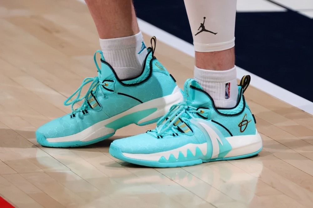 gh2 pe海沃德下半场换了个配色一看就是黄蜂队的配色方案anta gh2 pe