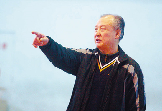 岳金库会亲自跟孩子的家长沟通,说服家长让孩子打排球,还会根据孩子的