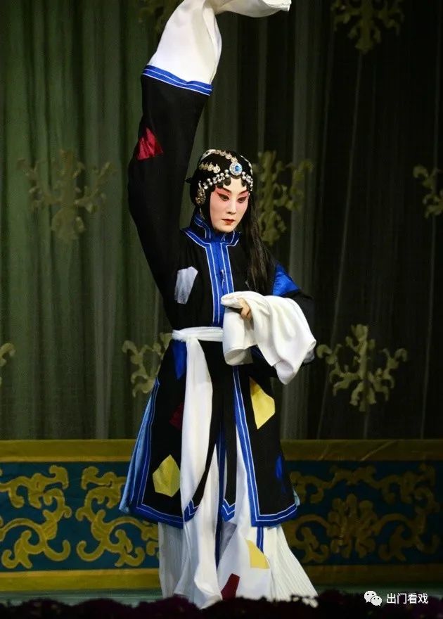 张火丁荒山泪逃山