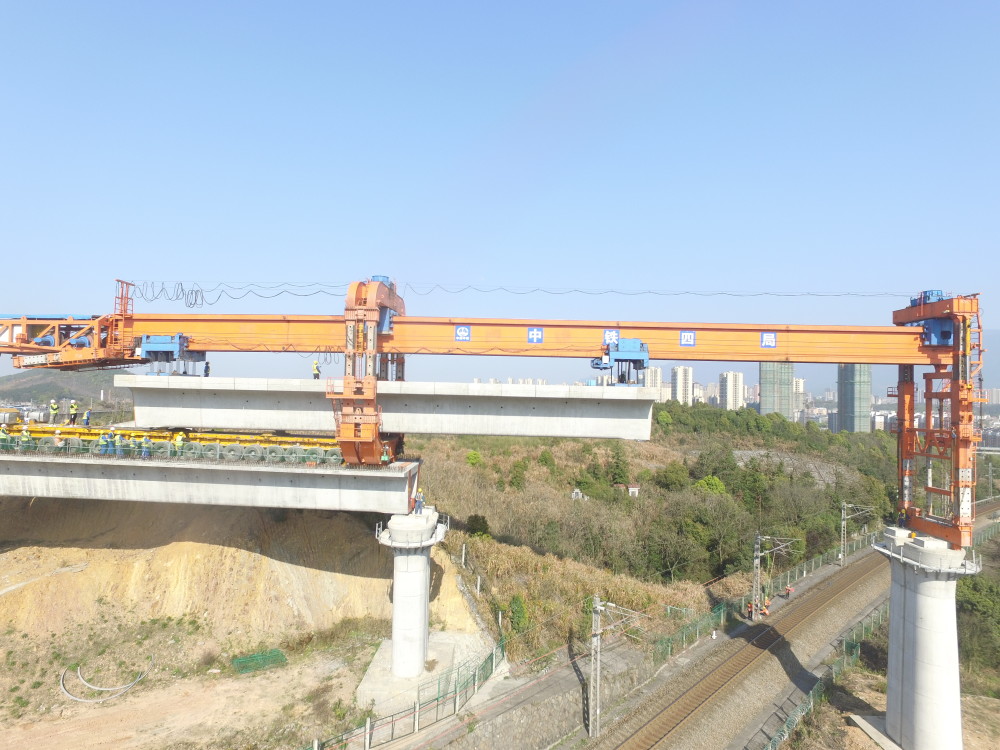 安九铁路(江西段)庐山特大桥首个跨既有线箱梁架设顺利完成_腾讯新闻