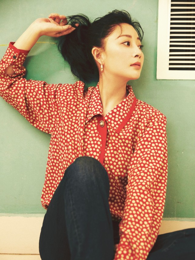 殷桃厉害了 波点衬衫配上深色牛仔裤 穿出上世纪80年代的气质感 腾讯网