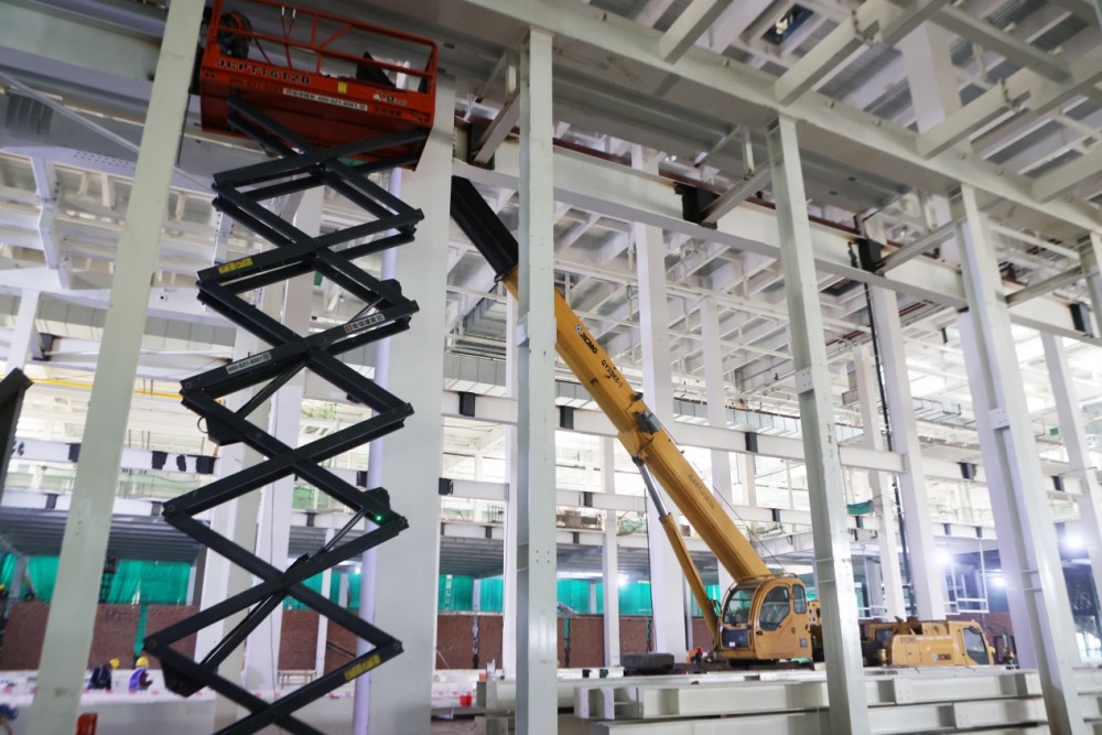 6月完成场地平整和桩基础的施工任务,7月进入到工厂整体结构施工环节