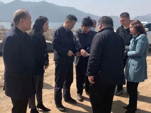 刘鑫(左三)认真了解修路工程相关事宜村里提出了需求,也提出了方案