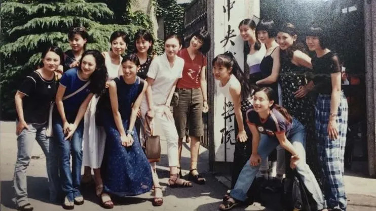 她们所在的中戏表演系94明星班,还出了段奕宏,涂松岩,印小天,高虎等等