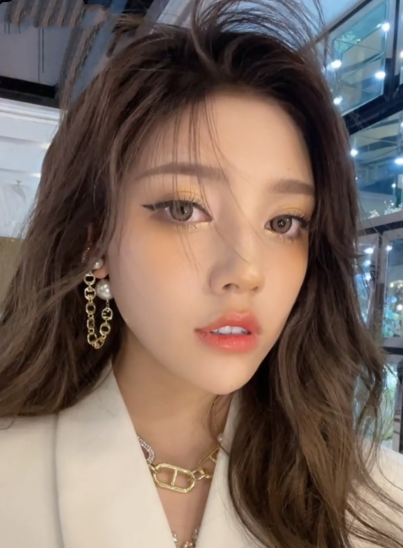 兜儿穿旗袍秀身材,却被网友质问"孩子要打吗",她