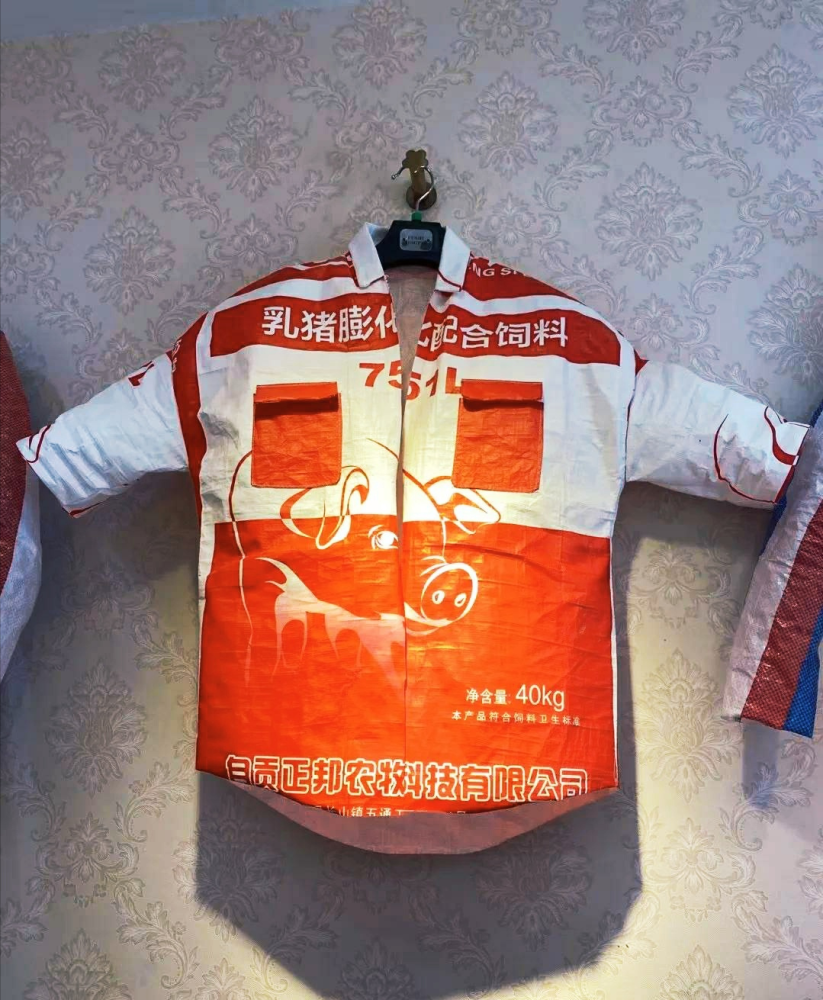 四川宜宾90后小伙,用尿素袋子制作西装,火爆街头引众人围观!