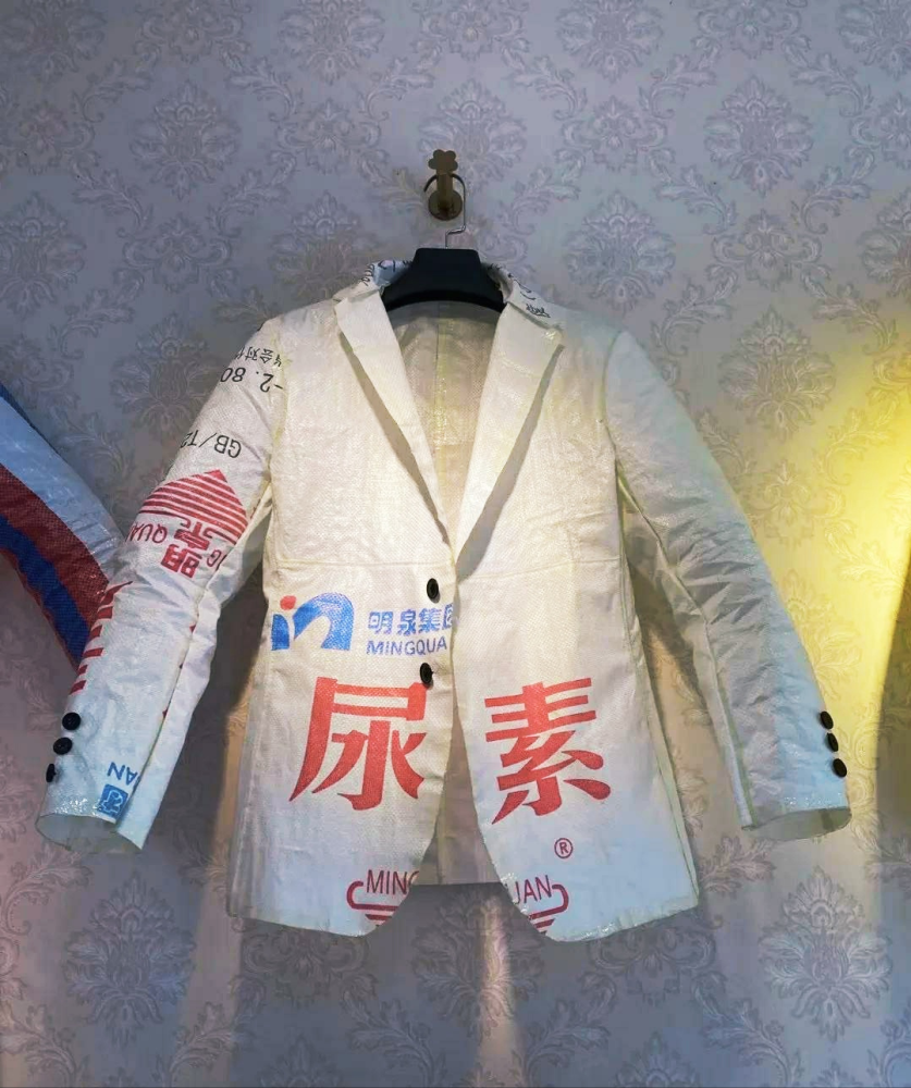 四川宜宾90后小伙,用尿素袋子制作西装,火爆街头引众人围观!