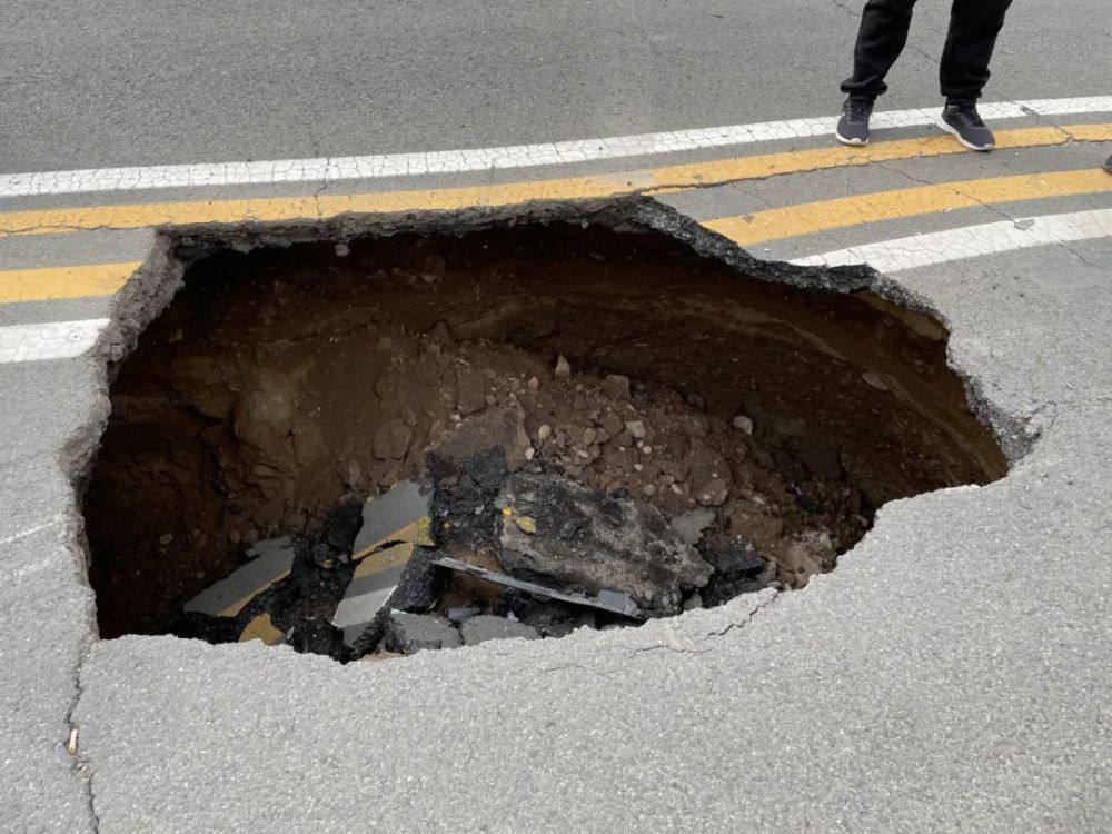 时隔一天,呼市成吉思汗大街发生两次路面塌陷
