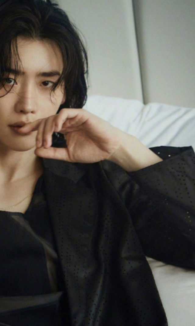 《魔女2》预计将在2021年年内上映,期待李钟硕在新片中的表现,也祝该