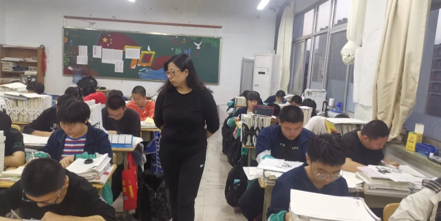 高三教师一天北镇中学王妍老师陪伴是最长情的告白