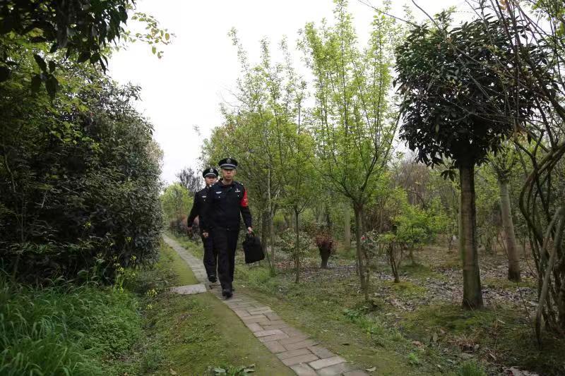 来自派出所的 护花使者 守护乡村振兴之 花 腾讯新闻