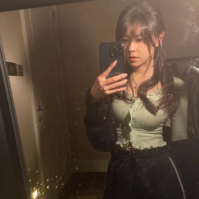 绝地求生二姐沫子反光腿美出新高度网友这不比小团团好看