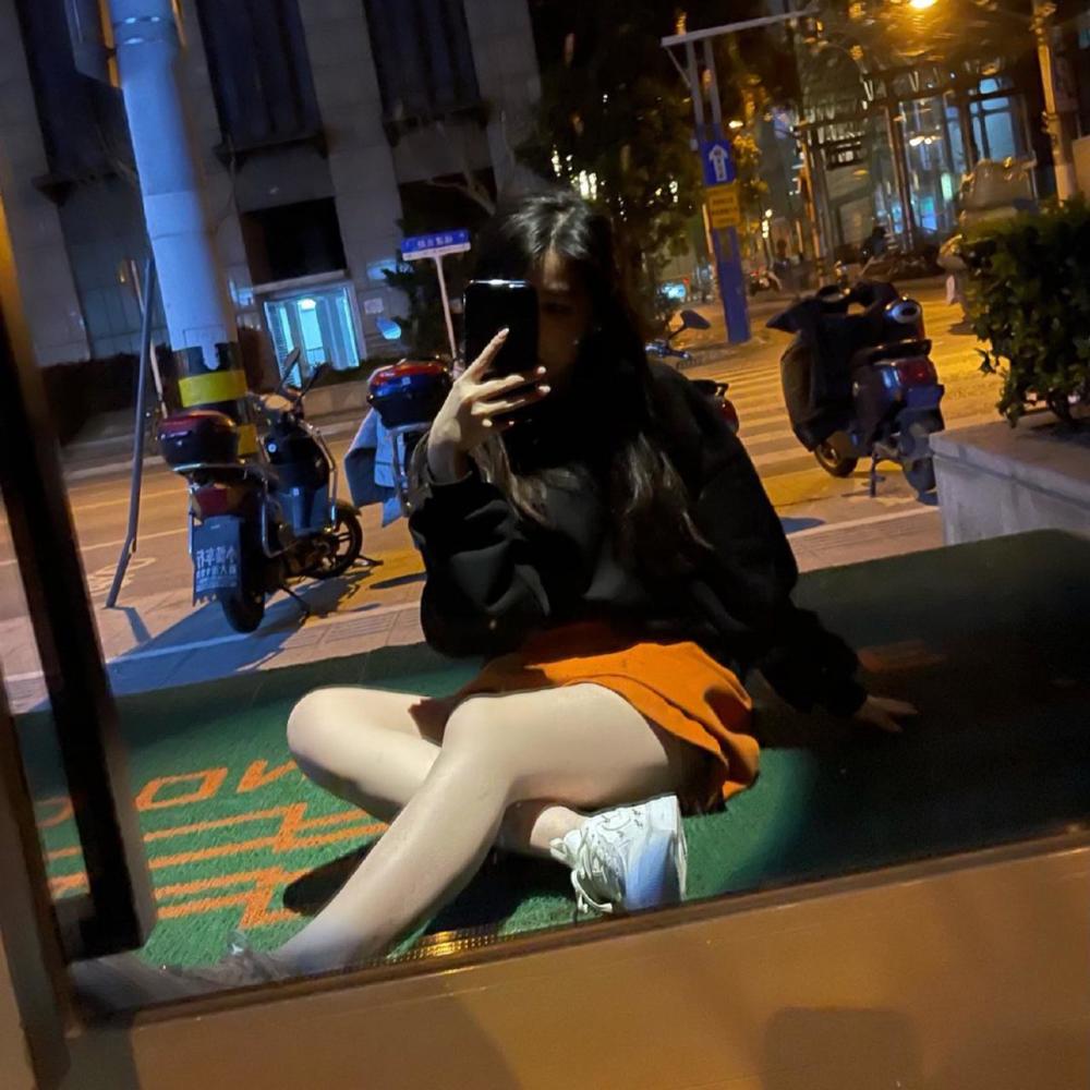 绝地求生二姐沫子反光腿美出新高度网友这不比小团团好看