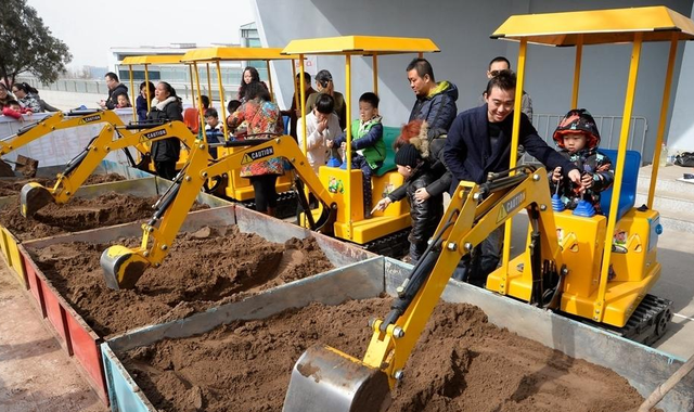 男娃迷上挖掘机学着工友们一起开挖掘机网友后继有人