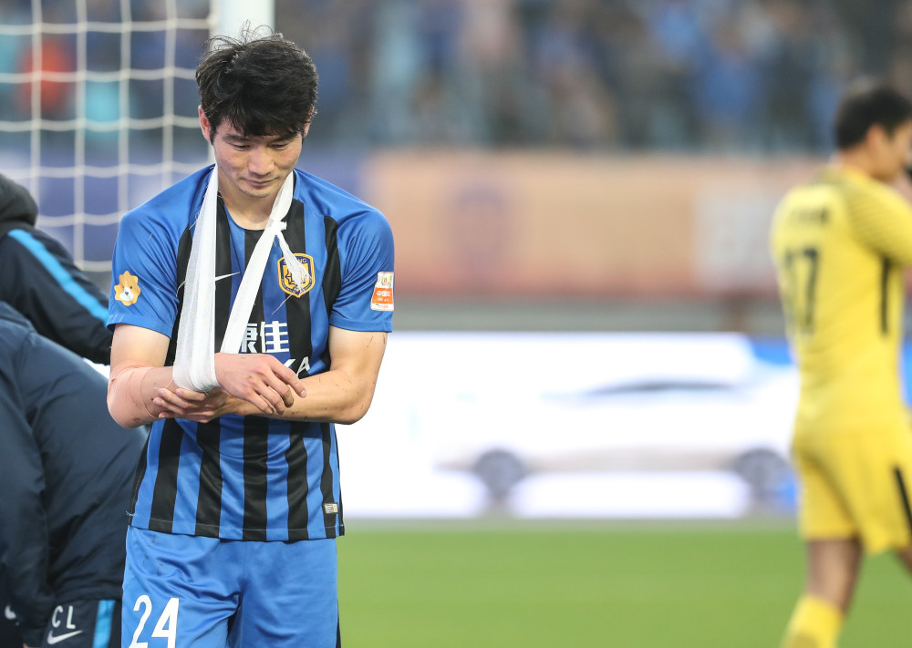 吉翔拼到胳膊脱臼2012年10月,江苏舜天主场与广州恒大的比赛前,我第一