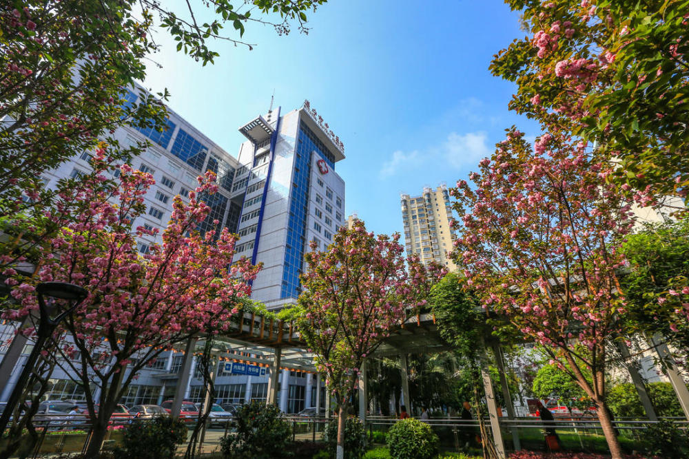 在全国2413家参评的三级公立医院中,四川遂宁市中心医院排名从首次