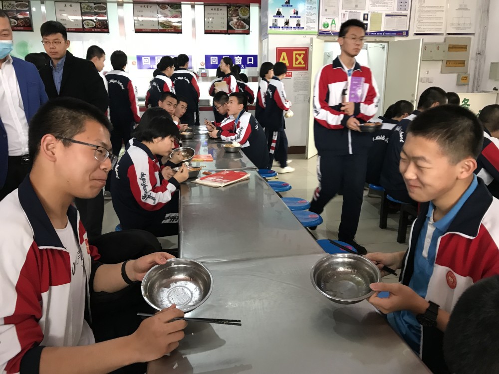 石家庄一中东校区一中实验学校的学生为什么把饭都是光了