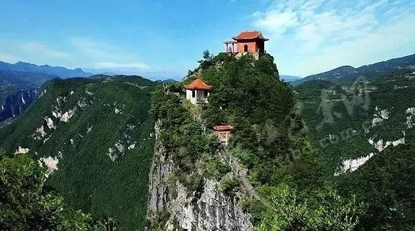 其间耸立挺拔的峭壁险峰凸显了独特的险美,恍如巴东版"华山"