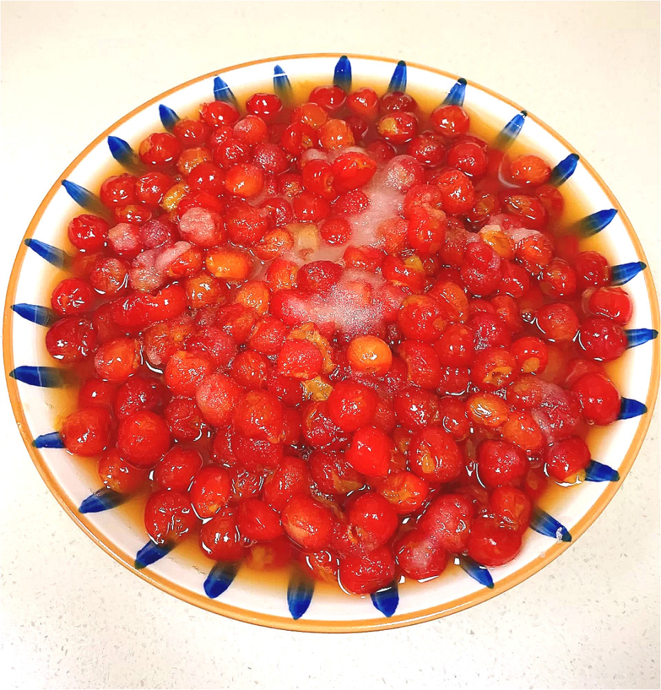 冰糖的数量可以根据自己的口味进行调整;二,碗中放入白糖,将樱桃翻转