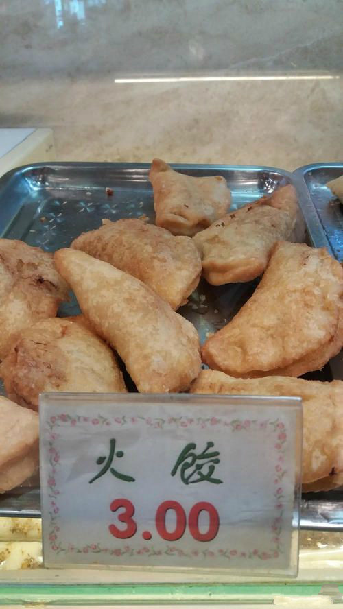 在店里,无论是小馄饨还是火饺,或本该最有名的各式糕团,都是口味平平