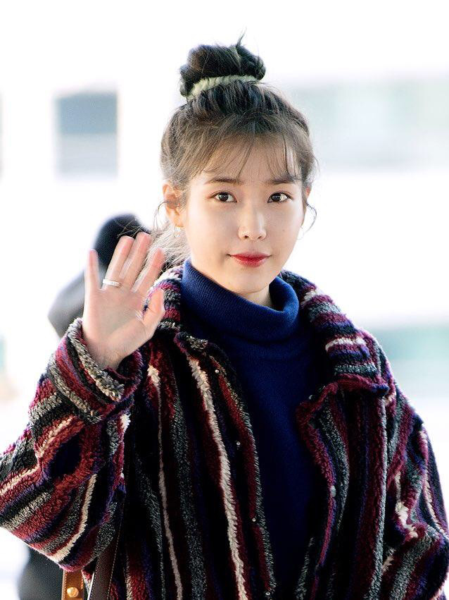 元气少女iu扎可爱丸子头穿红色羊绒外套搭阔腿裤甜美又治愈