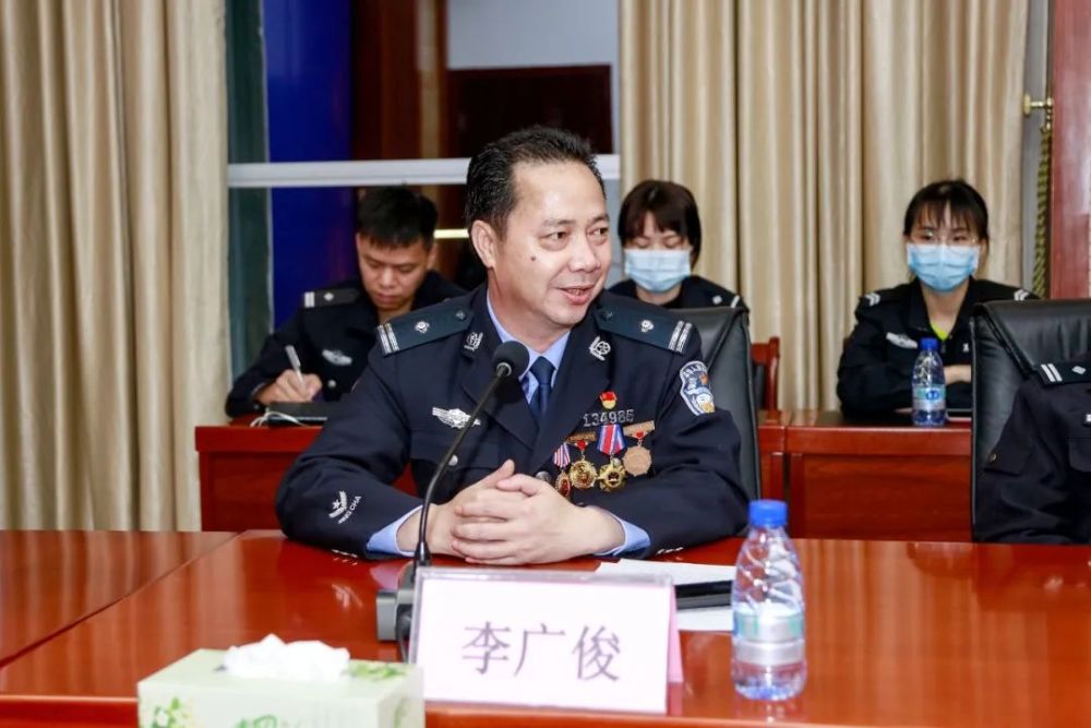 图丨李广俊同志图丨周小洪同志梁炜冠同志就深入开展跟班先进找差距