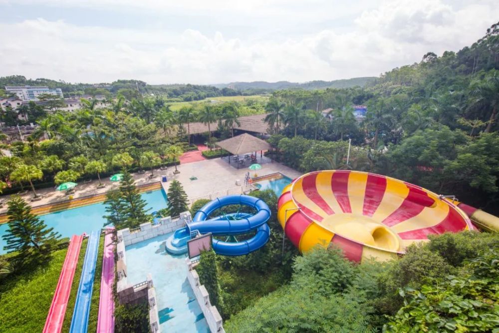 水上乐园悦天下生态度假区位于森林溪谷之中,区内有湿地公园,天然温泉