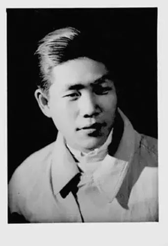 当时端木蕻良正是后来被人备受唾弃,成了人们眼中的渣男,而当时萧红正