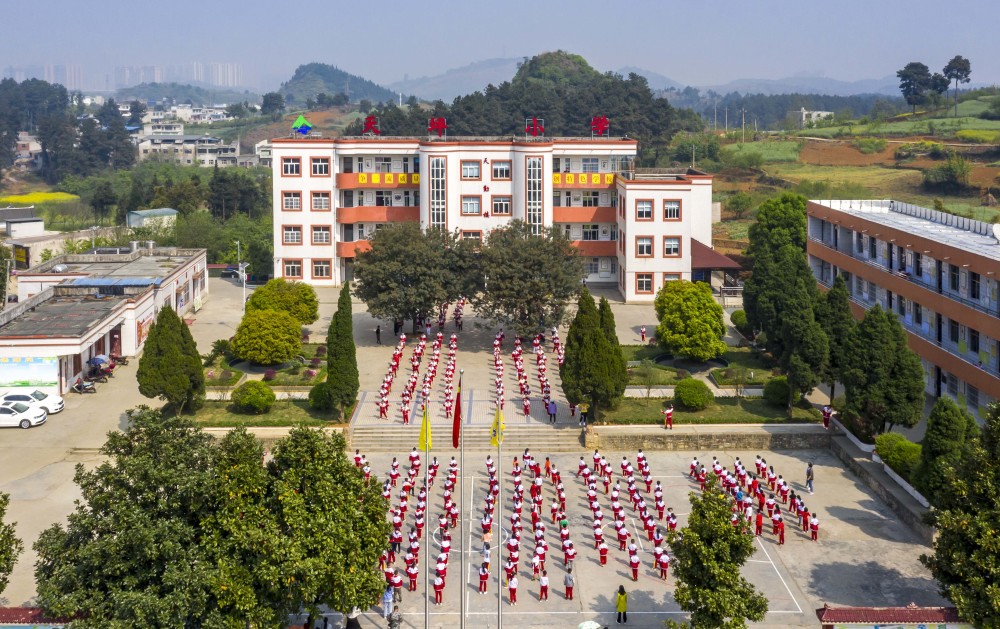 新华社发(范晖 摄)3月31日,天坪小学学生在练习轮滑.
